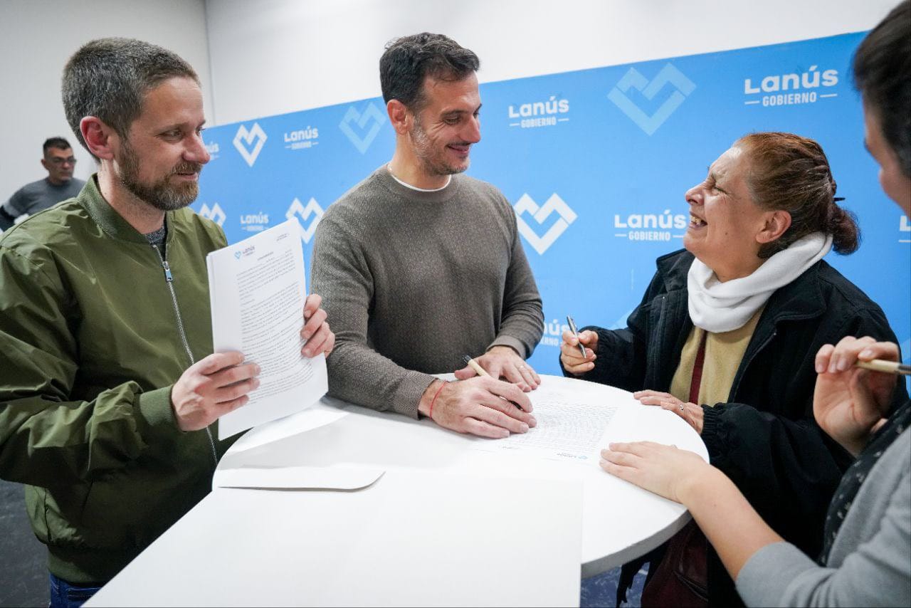 Julián Álvarez y Leandro Decuzzi encabezaron la firma de convenios de prescripción administrativa para 41 familias lanusenses