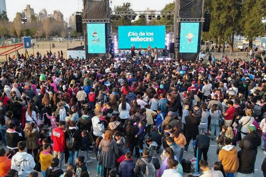 Celebración por el Día de las Niñeces con una multitud en el Parque Eva Perón