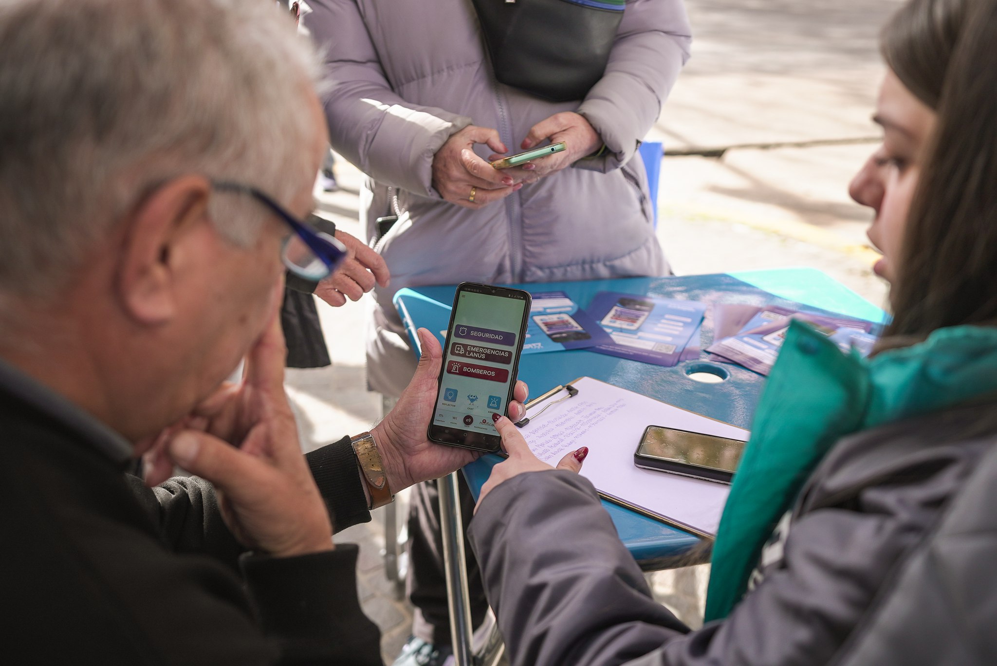 Avanza la colocación de las 430 nuevas alarmas vecinales para alcanzar el 100 por ciento de cobertura en Lanús
