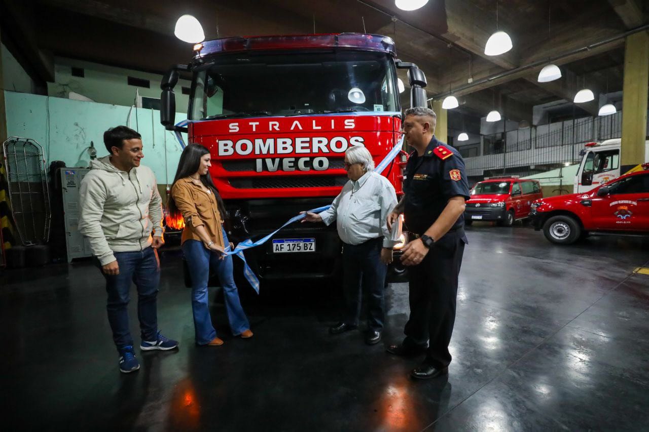 Nuevo camión cisterna para los Bomberos Voluntarios de Lanús