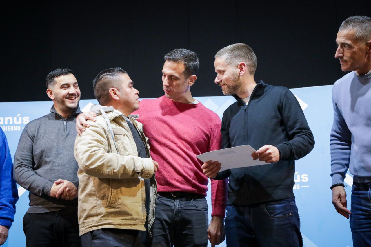 Julián Álvarez y Leandro Decuzzi entregaron certificados del programa Capacitarte Lanús