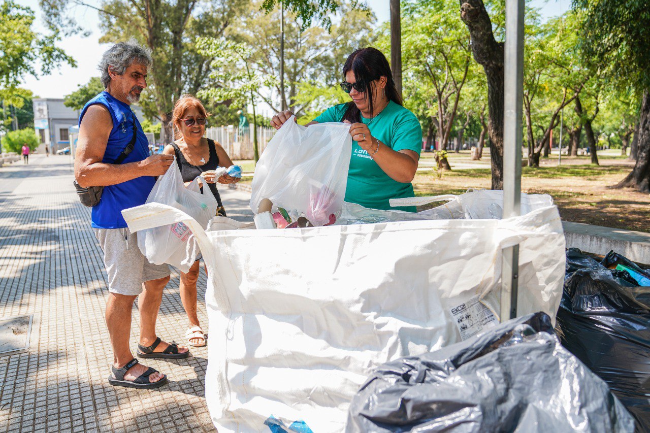 LANÚS GOBIERNO CONTINÚA CON EL OPERATIVO ¡AMBIENTE SÍ! EN DISTINTOS PUNTOS DEL DISTRITO