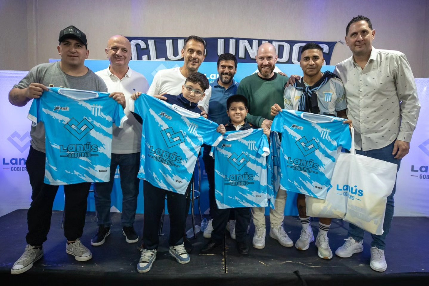 Entrega de camisetas a 19 instituciones en el marco del programa Clubes en Marcha