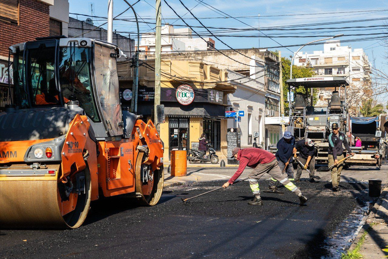 CONTINÚA LA EJECUCIÓN DEL PLAN DE PAVIMENTACIÓN 2026 - 2027 EN EL CENTRO COMERCIAL DE ESCALADA