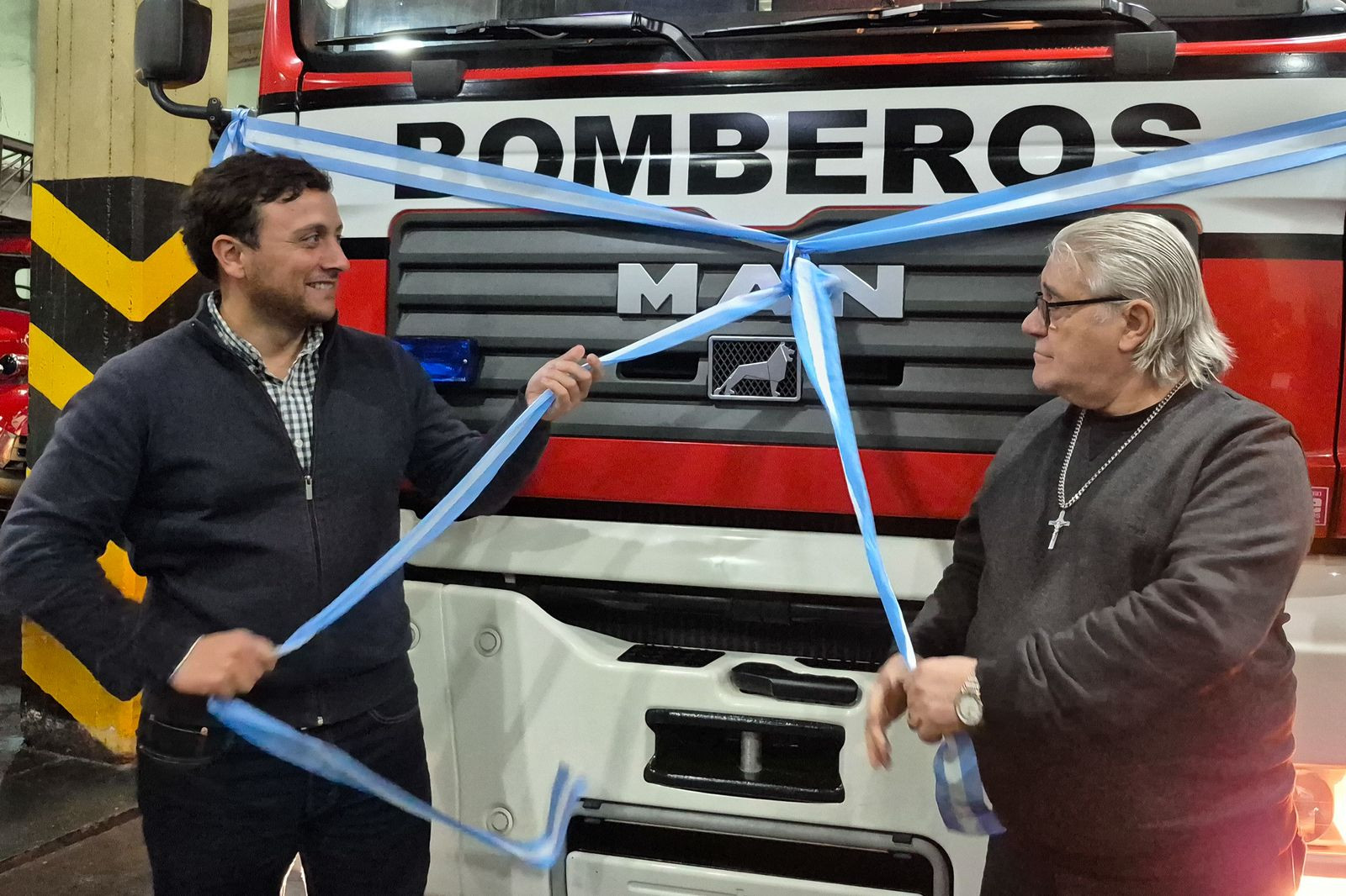 ENTREGA DE UN NUEVO HIDROELEVADOR A LOS BOMBEROS VOLUNTARIOS DE LANÚS