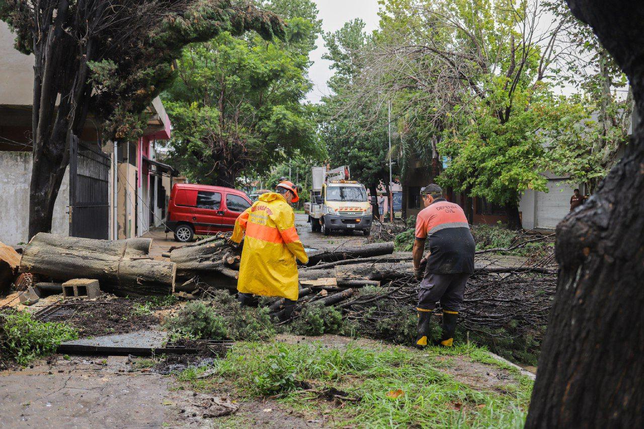 Continúan los operativos de limpieza y destape de sumideros tras las fuertes tormentas