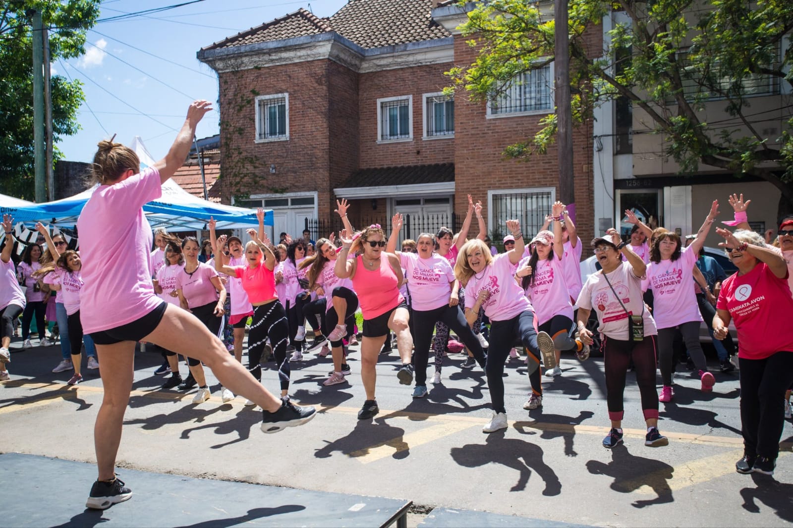 Clase de baile participativa para concientizar sobre el cáncer de mama