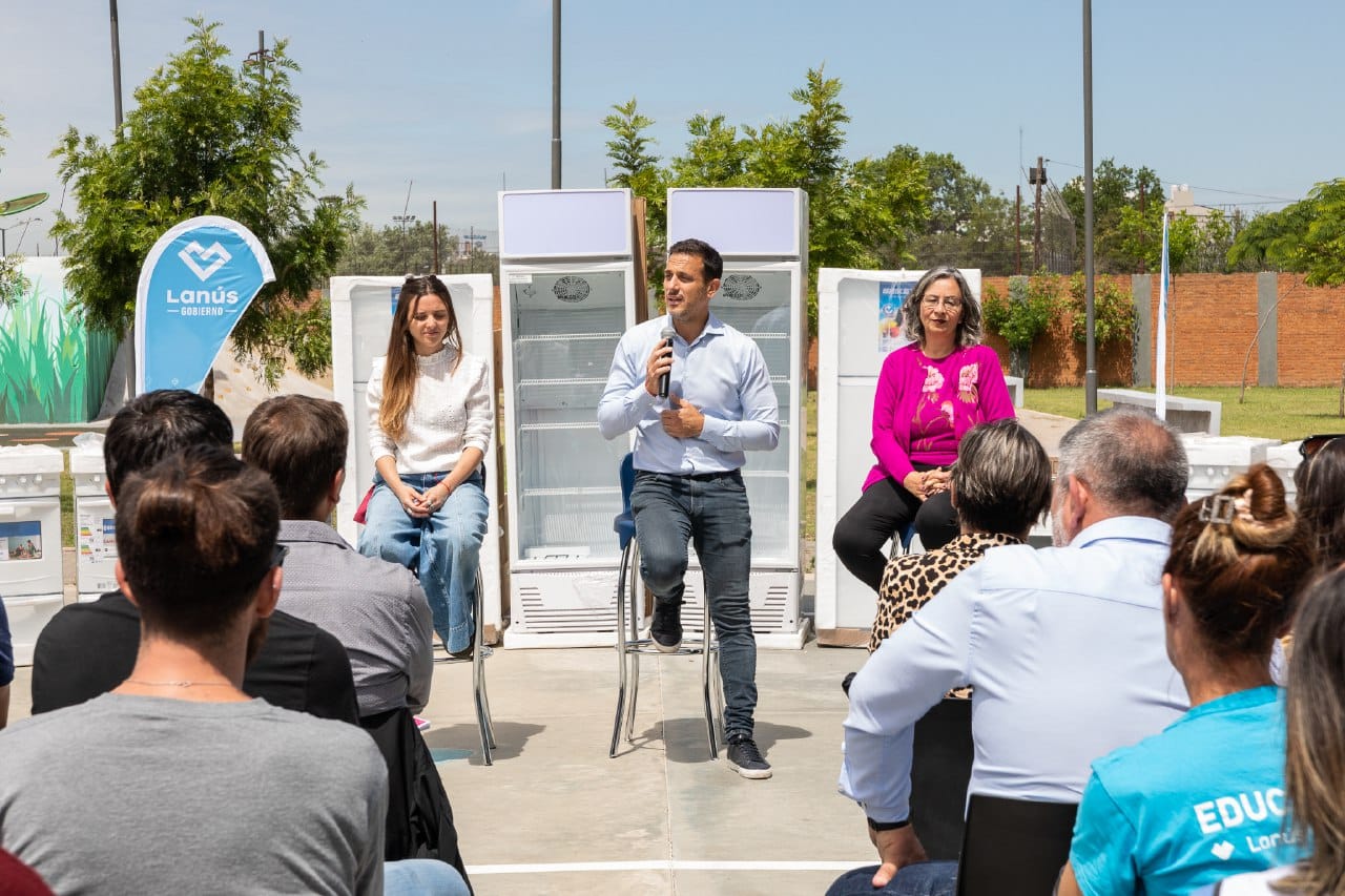 Entrega de equipamiento a 51 instituciones educativas de Lanús
