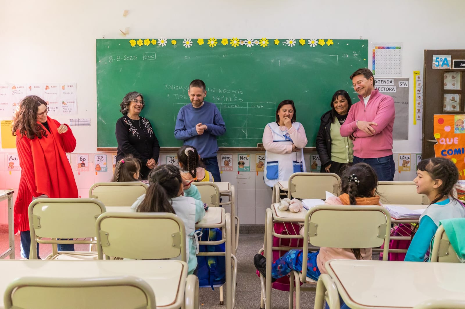 Entrega de mobiliario en las escuelas primarias Nº74 y secundaria Nº39 