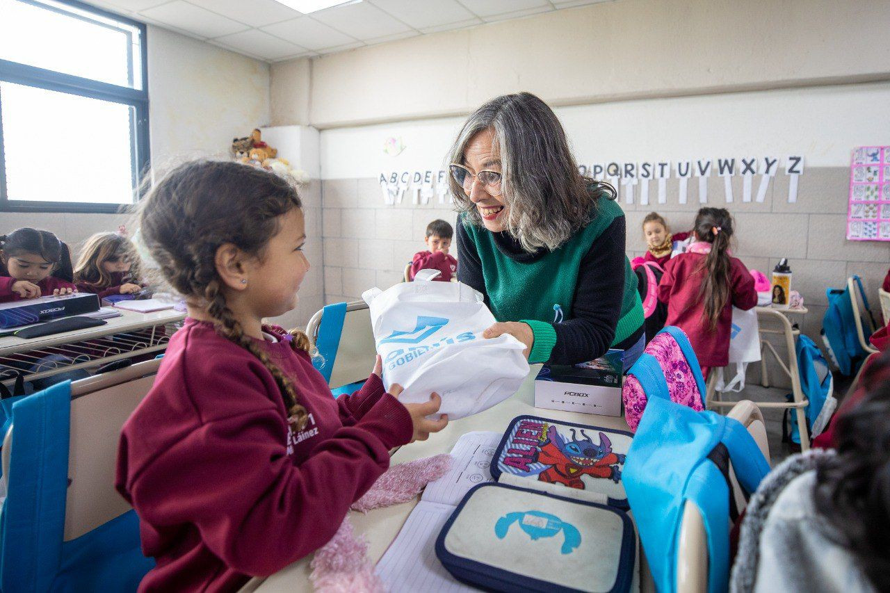 NUEVAS TABLETS PARA LAS Y LOS ESTUDIANTES DE PRIMER GRADO DE LA ESCUELA PRIMARIA MUNICIPAL BILINGÜE DE LANÚS