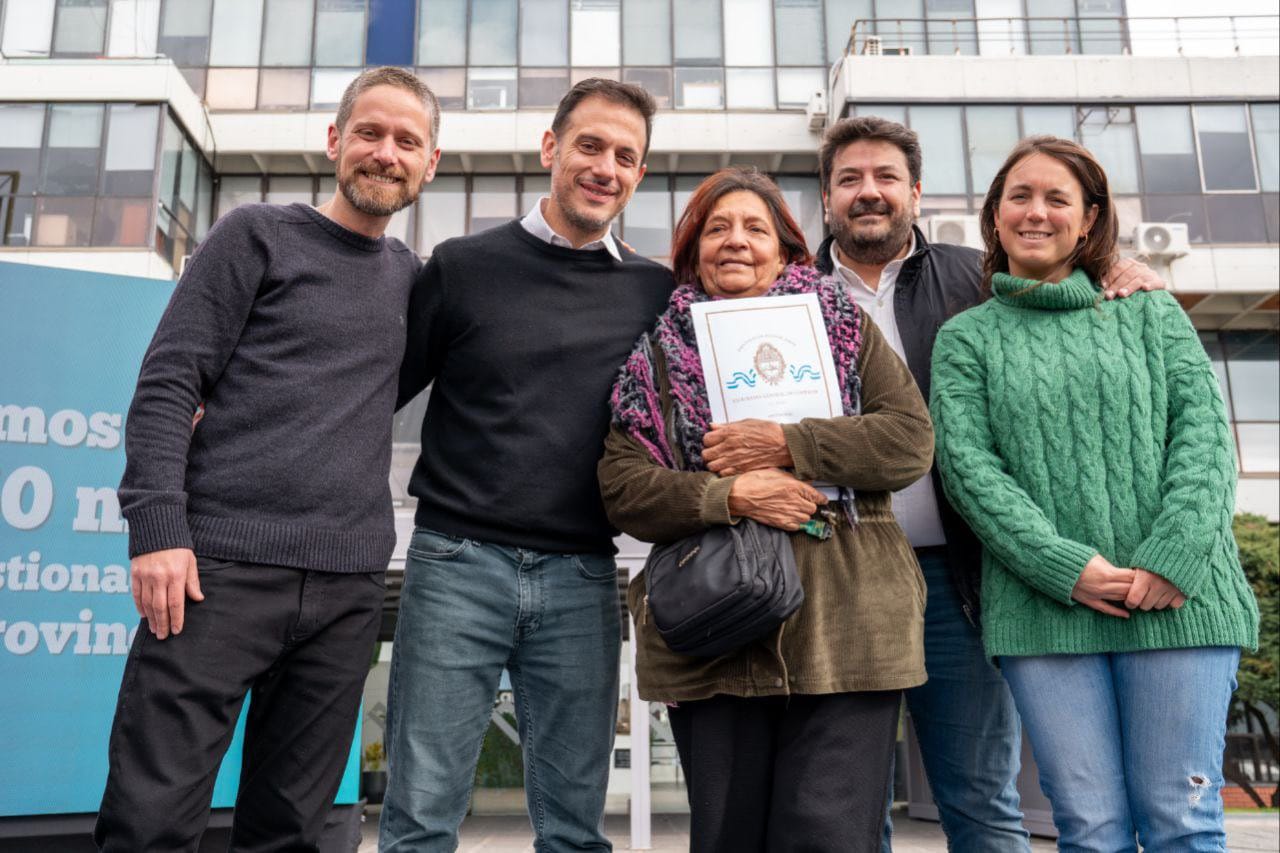 Julián Álvarez, el ministro Mena y Leandro Decuzzi entregaron escrituras a familias de Lanús