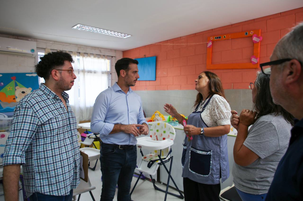 Julián Álvarez recorrió el Centro Educativo N°4 de Lanús Oeste.