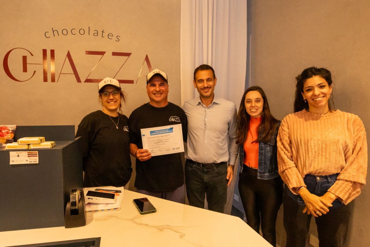 Entrega de certificado de habilitación comercial a la chocolatería Chiazza