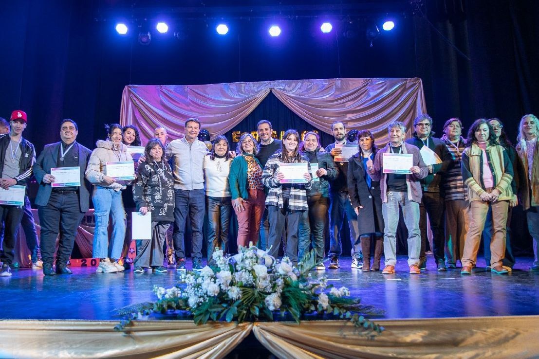 Entrega de diplomas y medallas a 146 egresados y egresadas del Plan FINES 2024