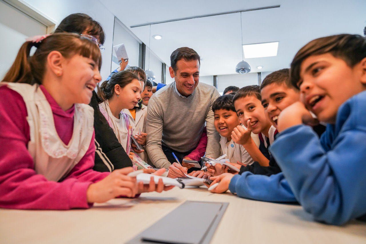 Julián Álvarez recibió a estudiantes de la Escuela Primaria N°21 el Auditorio Hugo del Carril