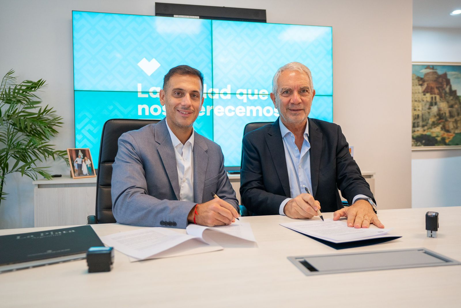JULIÁN ÁLVAREZ Y JULIO ALAK FIRMARON UN CONVENIO PARA EL DESARROLLO DE ACTIVIDADES EDUCATIVAS EN LA REPÚBLICA DE LOS NIÑOS
