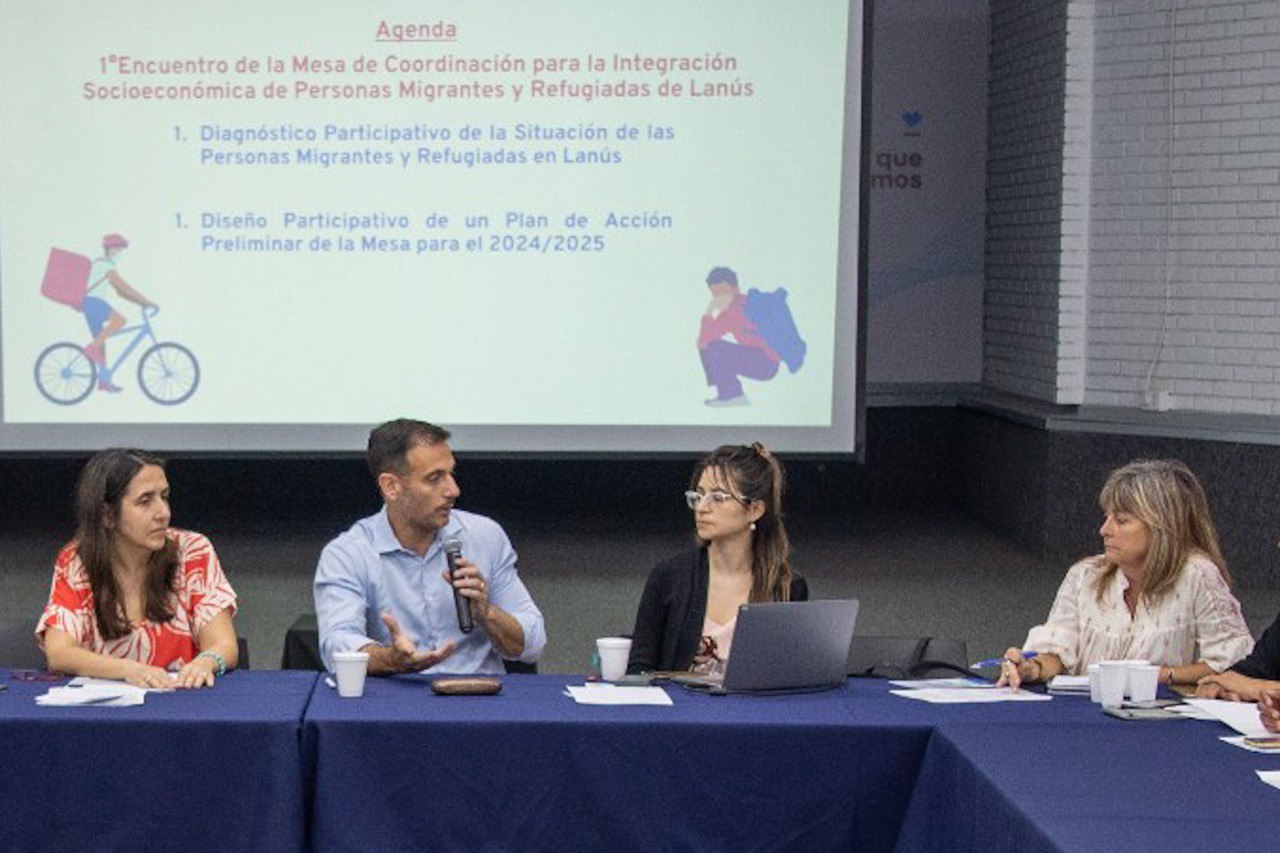 Julián Álvarez encabezó la Mesa de Coordinación para la Integración Socioeconómica de Personas Migrantes y Refugiadas