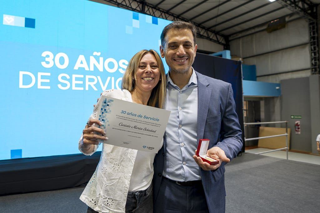 JULIÁN ÁLVAREZ DISTINGUIÓ A MÁS DE 200 TRABAJADORES Y TRABAJADORAS MUNICIPALES DE LANÚS POR SU TRAYECTORIA