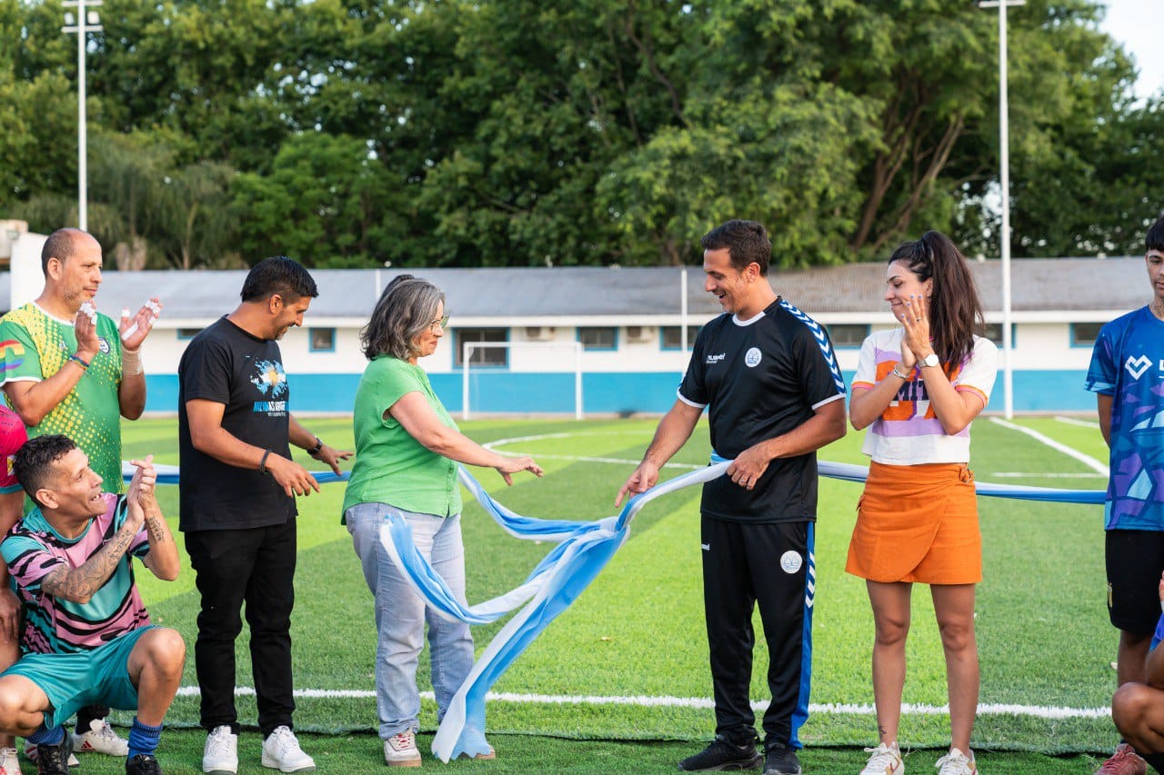 JULIÁN ÁLVAREZ INAUGURÓ LA NUEVA CANCHA DE CÉSPED SINTÉTICO EN EL PARQUE CENTRAL LAS COLONIAS 