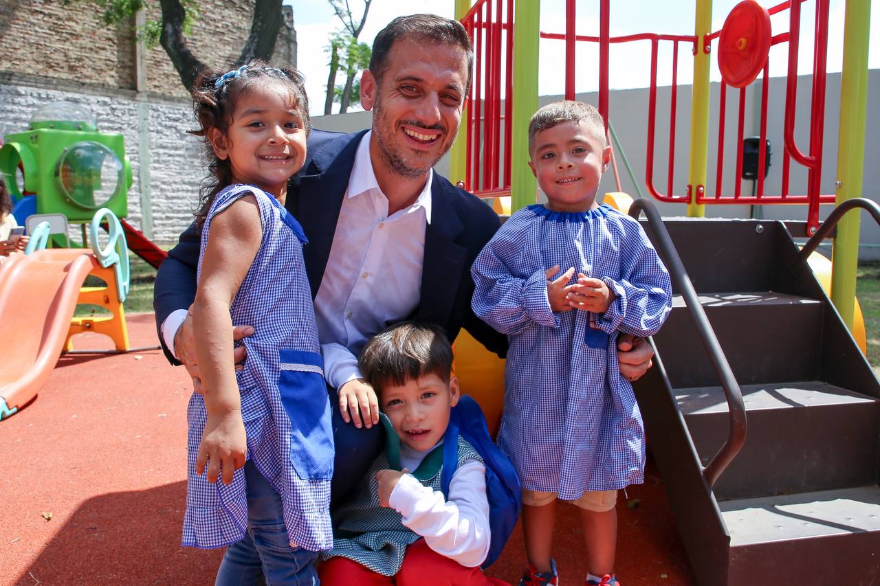 Julián Álvarez participó del inicio del Ciclo Lectivo de la Escuela N°70 de Lanús Oeste y el Jardín N°2 de Gerli