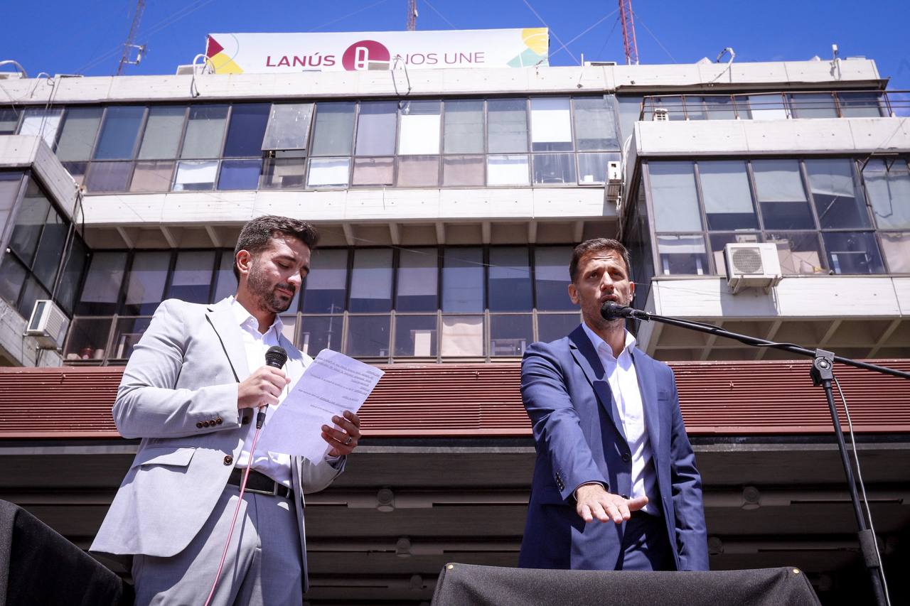 Julián Álvarez juró como intendente de Lanús