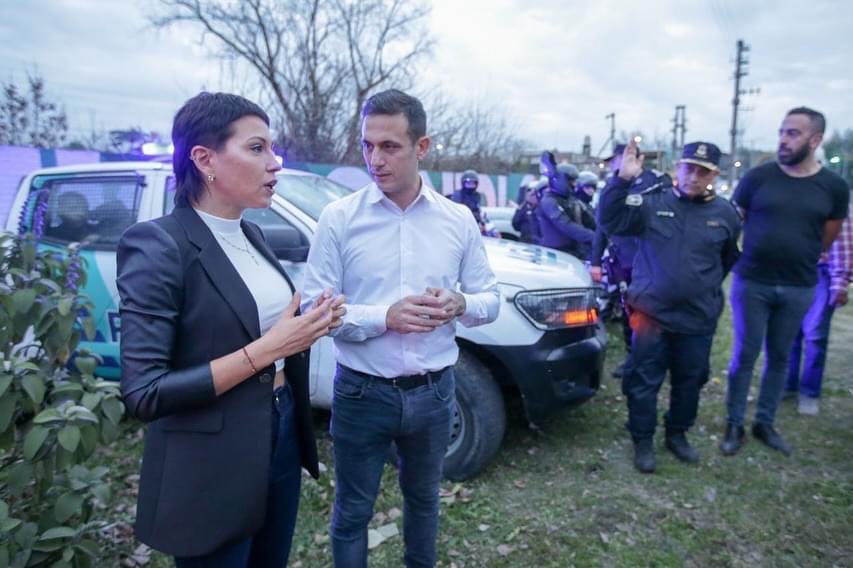 Julián Álvarez y Mayra Mendoza encabezaron un megaoperativo de seguridad en el límite entre Lanús y Quilmes