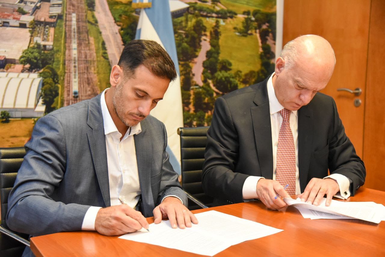 Julián Álvarez y Néstor Grindetti firmaron el traspaso formal de la intendencia de Lanús