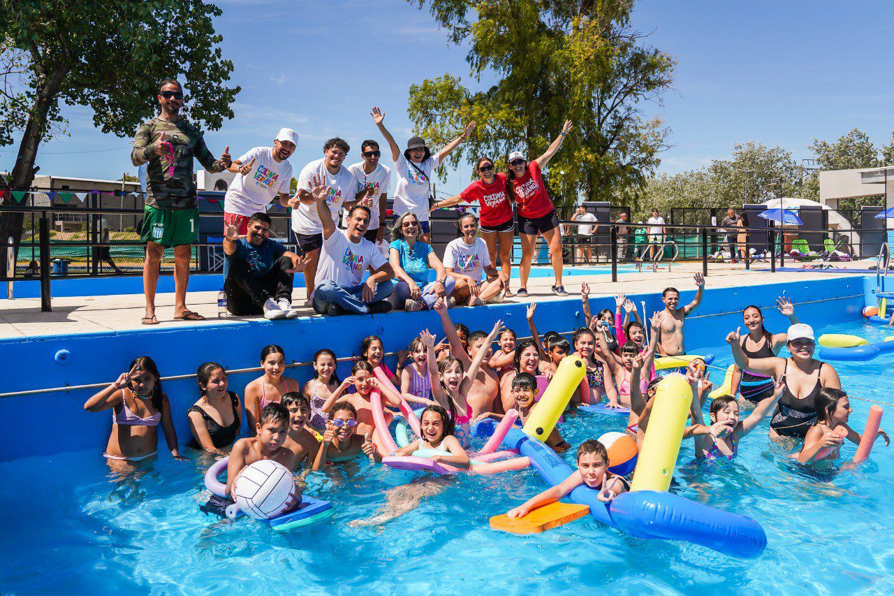 JULIÁN ÁLVAREZ RECORRIÓ LA COLONIA DE VERANO MUNICIPAL EN EL PARQUE CENTRAL LAS COLONIAS