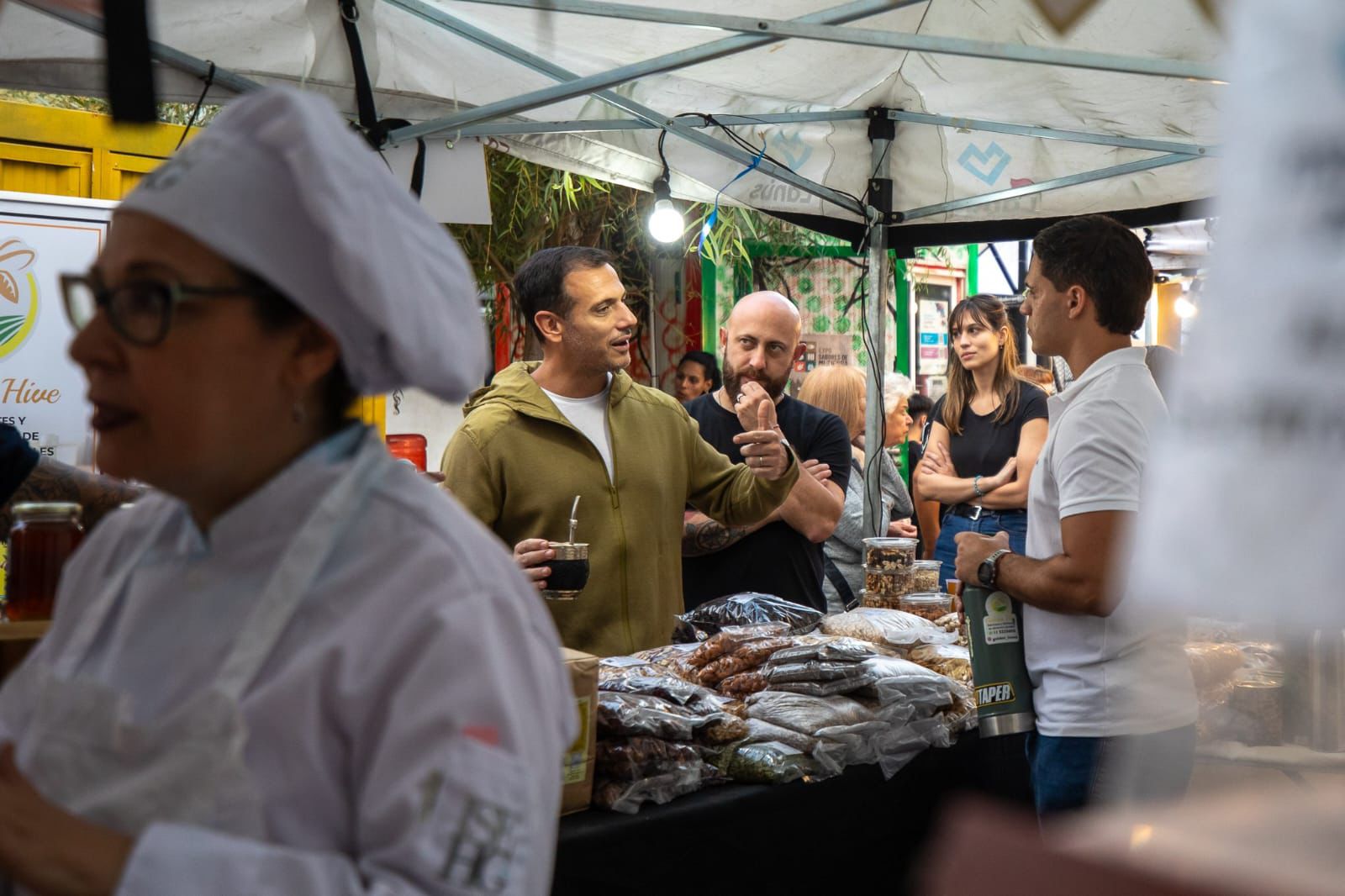 JULIÁN ÁLVAREZ RECORRIÓ LA EXPO “SABORES DE MI TIERRA” EN EL CENTRO CULTURAL LEONARDO FAVIO