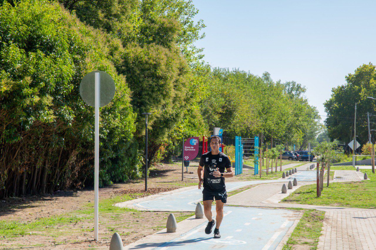 JULIÁN ÁLVAREZ RECORRIÓ LA SEGUNDA ETAPA DE OBRA DE LA NUEVA SENDA AERÓBICA DEL PARQUE CENTRAL LAS COLONIAS