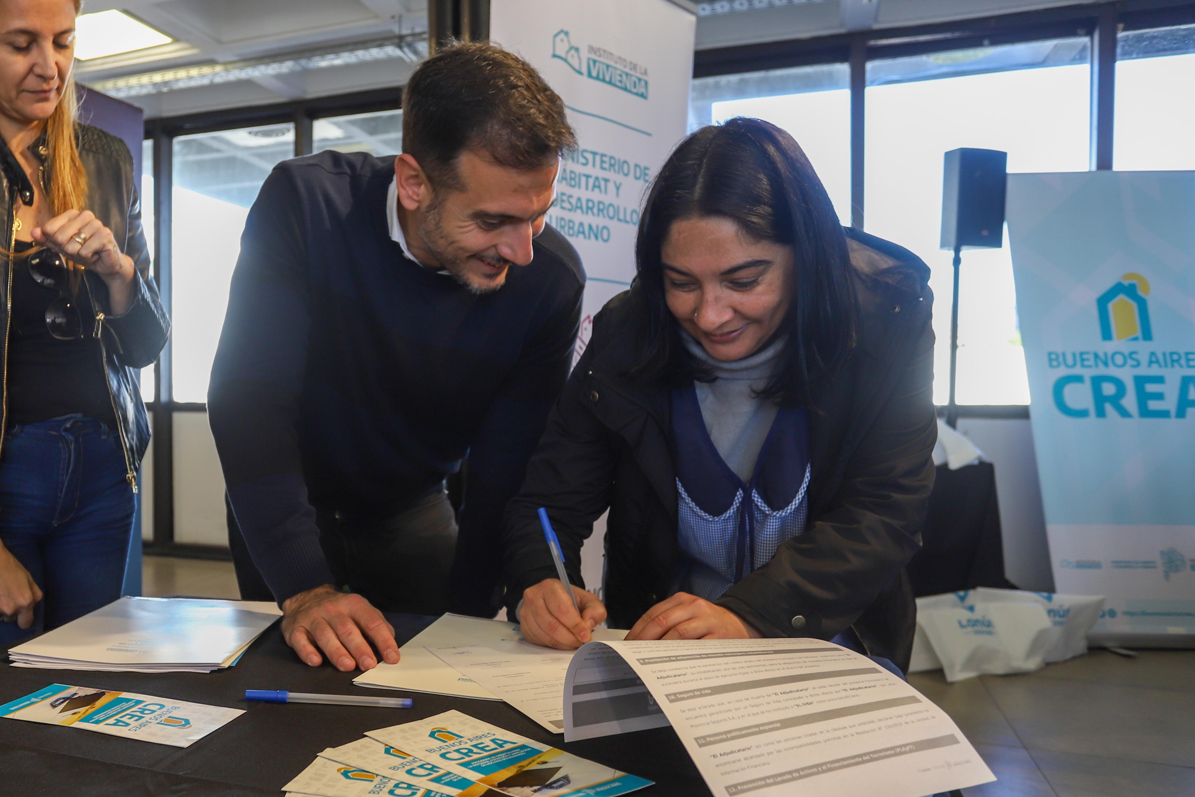 Entrega de créditos para la refacción de viviendas en Lanús