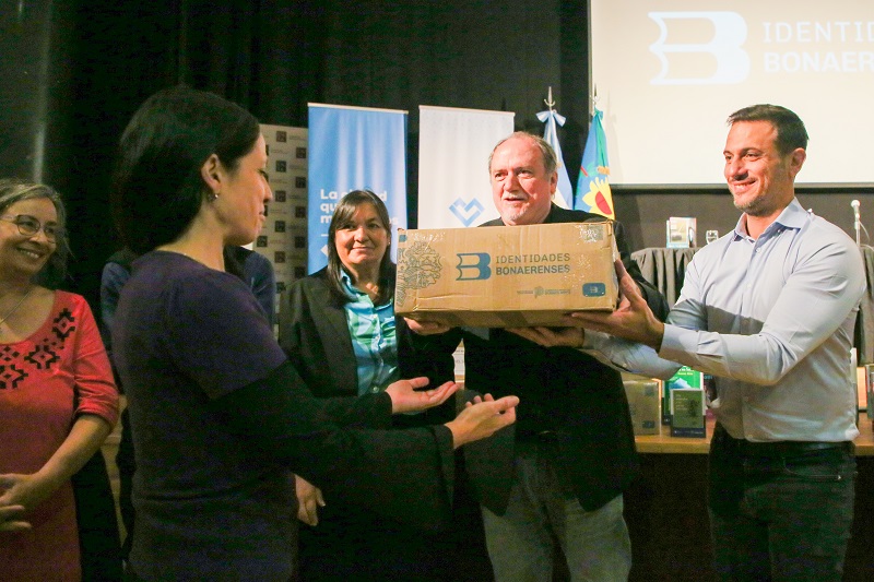 Lanús Gobierno y Cultura de la Provincia entregaron libros a instituciones de la educación pública