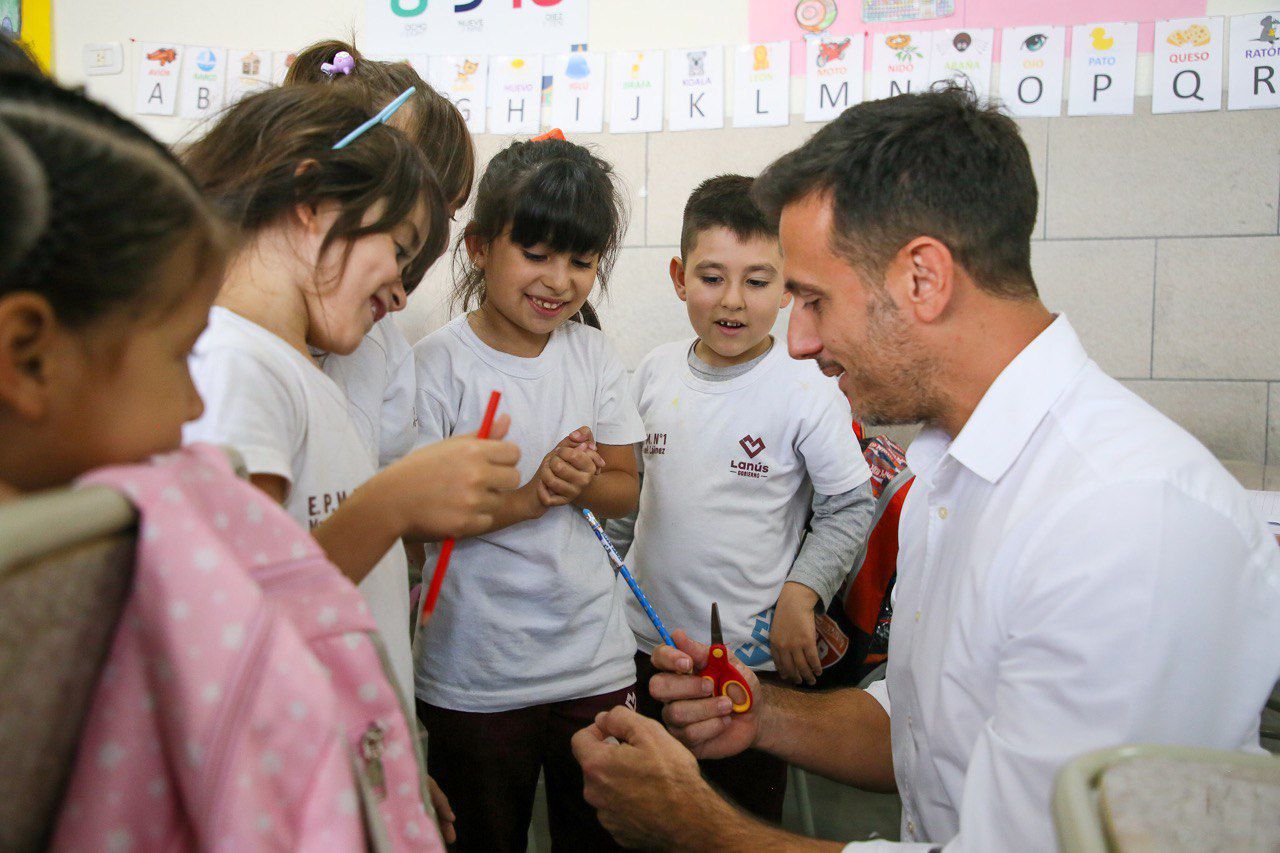 Entrega de 62 tabletas electrónicas a alumnos y alumnas de la Escuela Primaria Municipal Bilingüe N° 1
