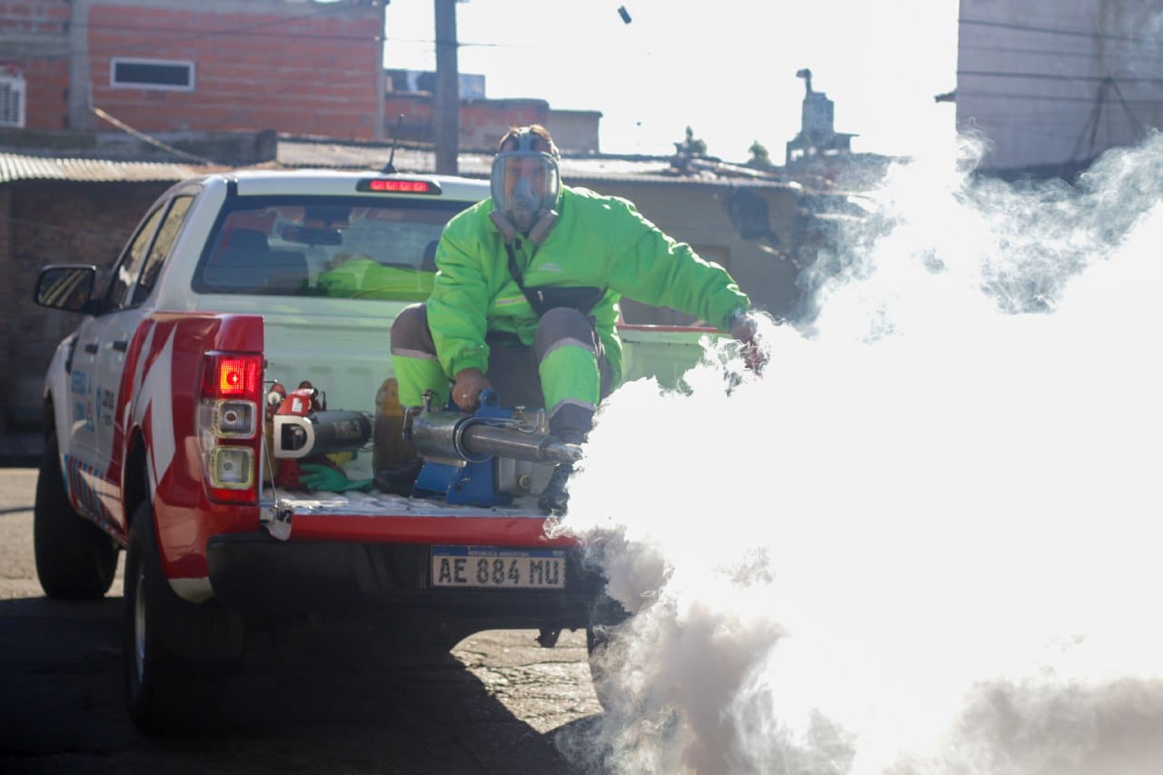 Trabajos de fumigación, limpieza y cortes de pasto en Lanús para prevenir el dengue, zika y chikungunya en la ciudad