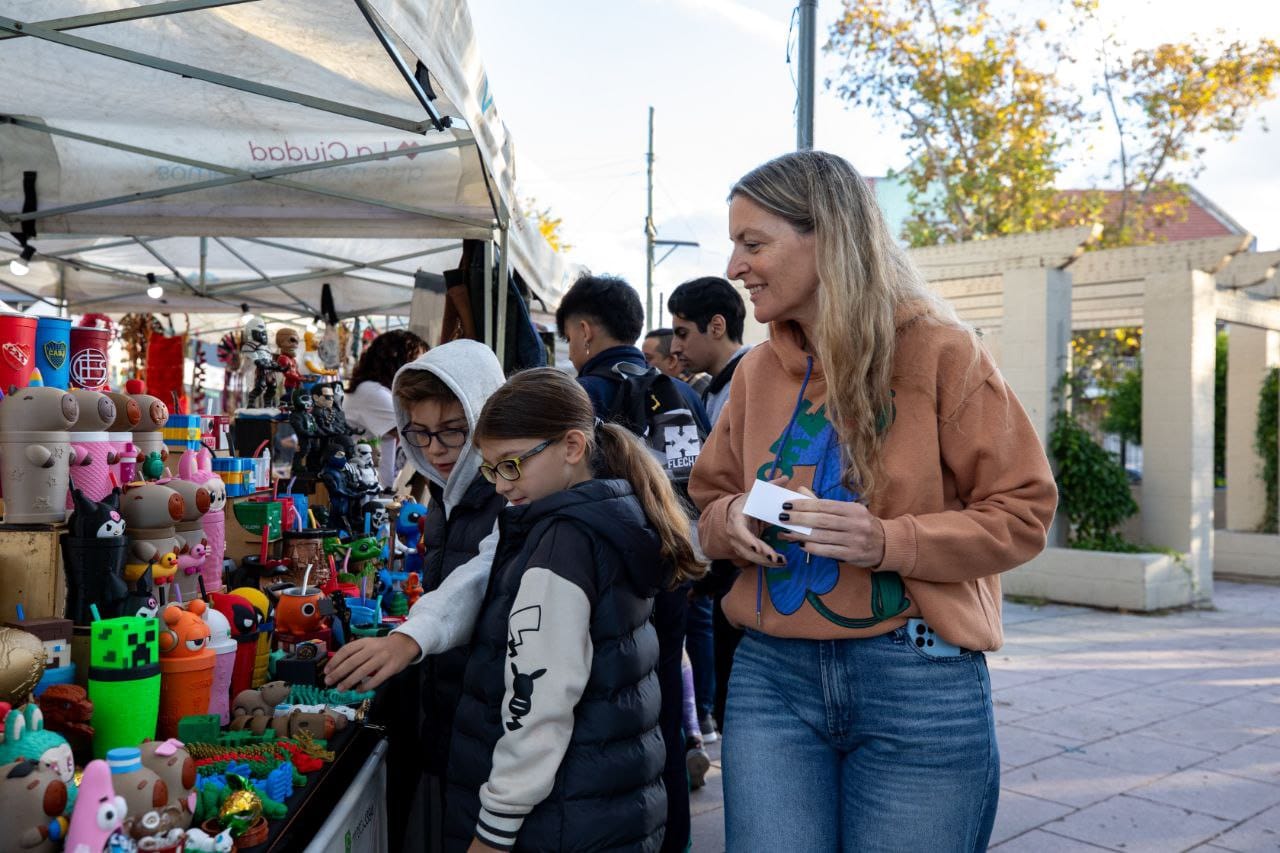 Más de 375 emprendedores y emprendedoras ya ofrecieron sus productos en la Feria de la Economía Social y Popular Hecho en Lanús