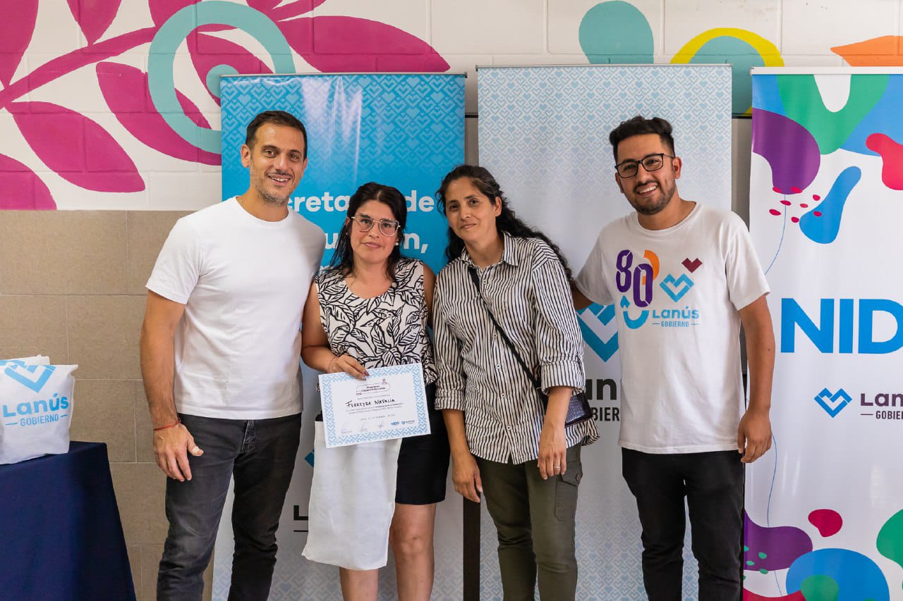 Entrega de diplomas a vecinas y vecinos egresados de los cursos gratuitos, en el NIDO Monte Chingolo