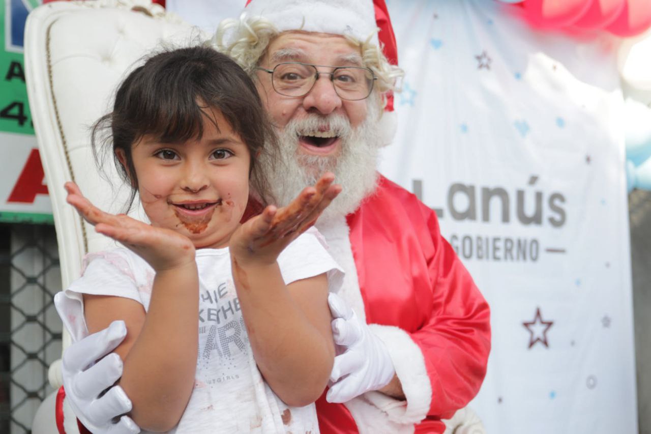 Lanús Gobierno celebró la navidad con Papá Noel en los centros comerciales