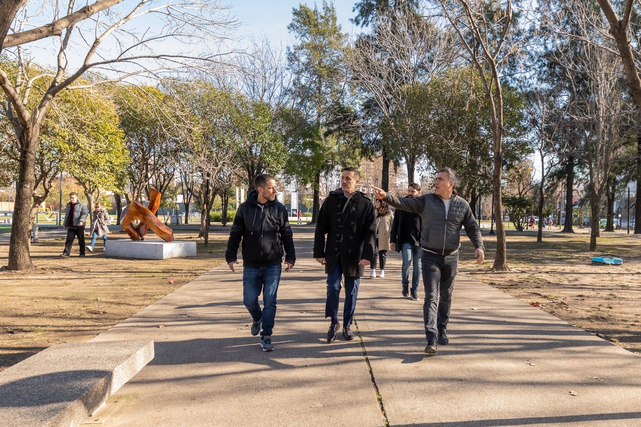 Nueva cancha de césped sintético en el Parque Central Las Colonias