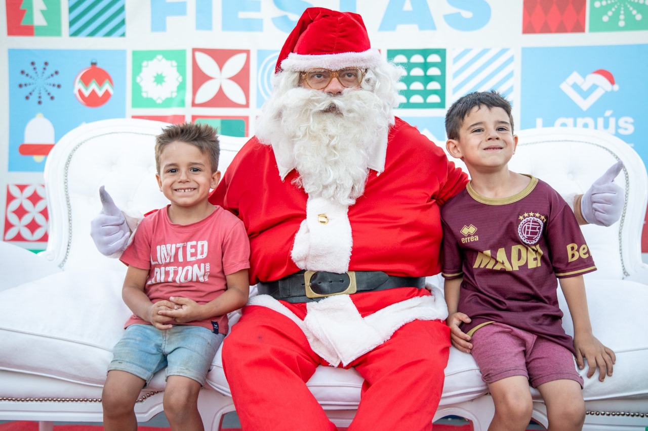 Papá Noel recorre Lanús con los Bomberos Voluntarios, en vísperas de Navidad