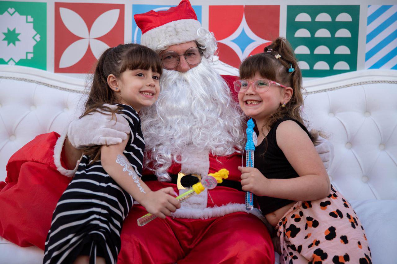 Papá Noel y Bomberos Voluntarios, de recorrida por Lanús