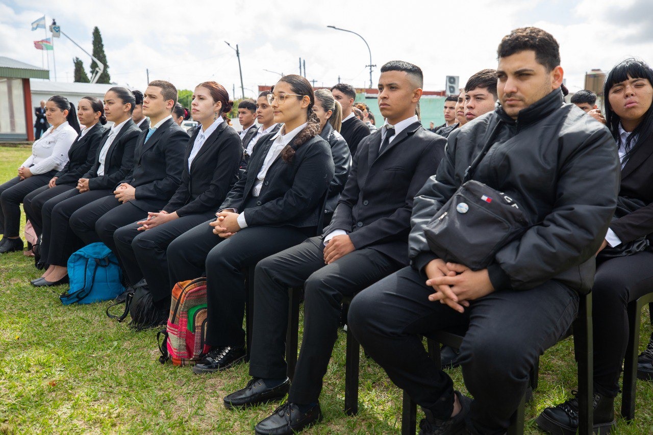 Acompañamiento a 100 jóvenes lanusenses que aspiran a formar parte de la Policía Bonaerense