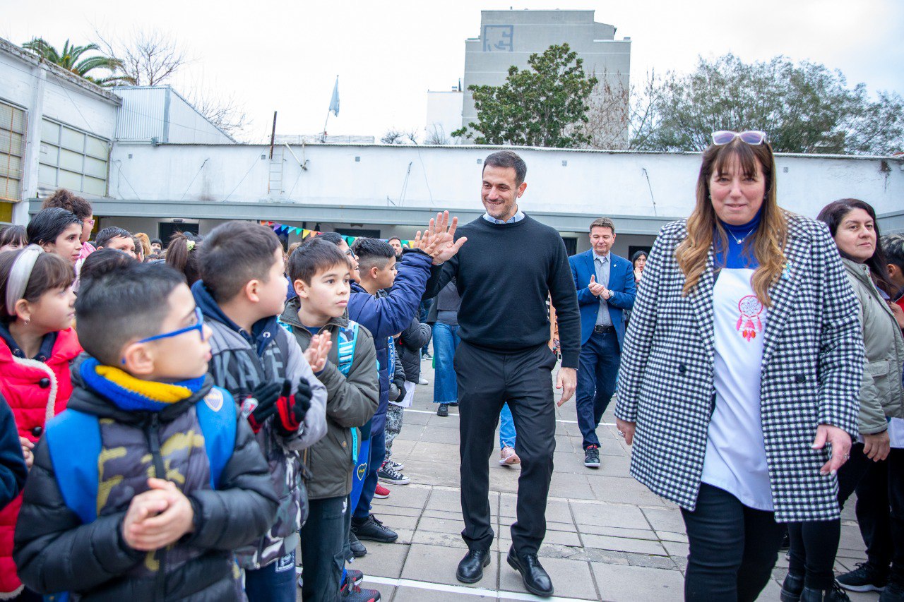 Julián Álvarez encabezó el acto de inicio de la doble escolaridad en la Escuela Primaria N° 69 de Lanús Oeste