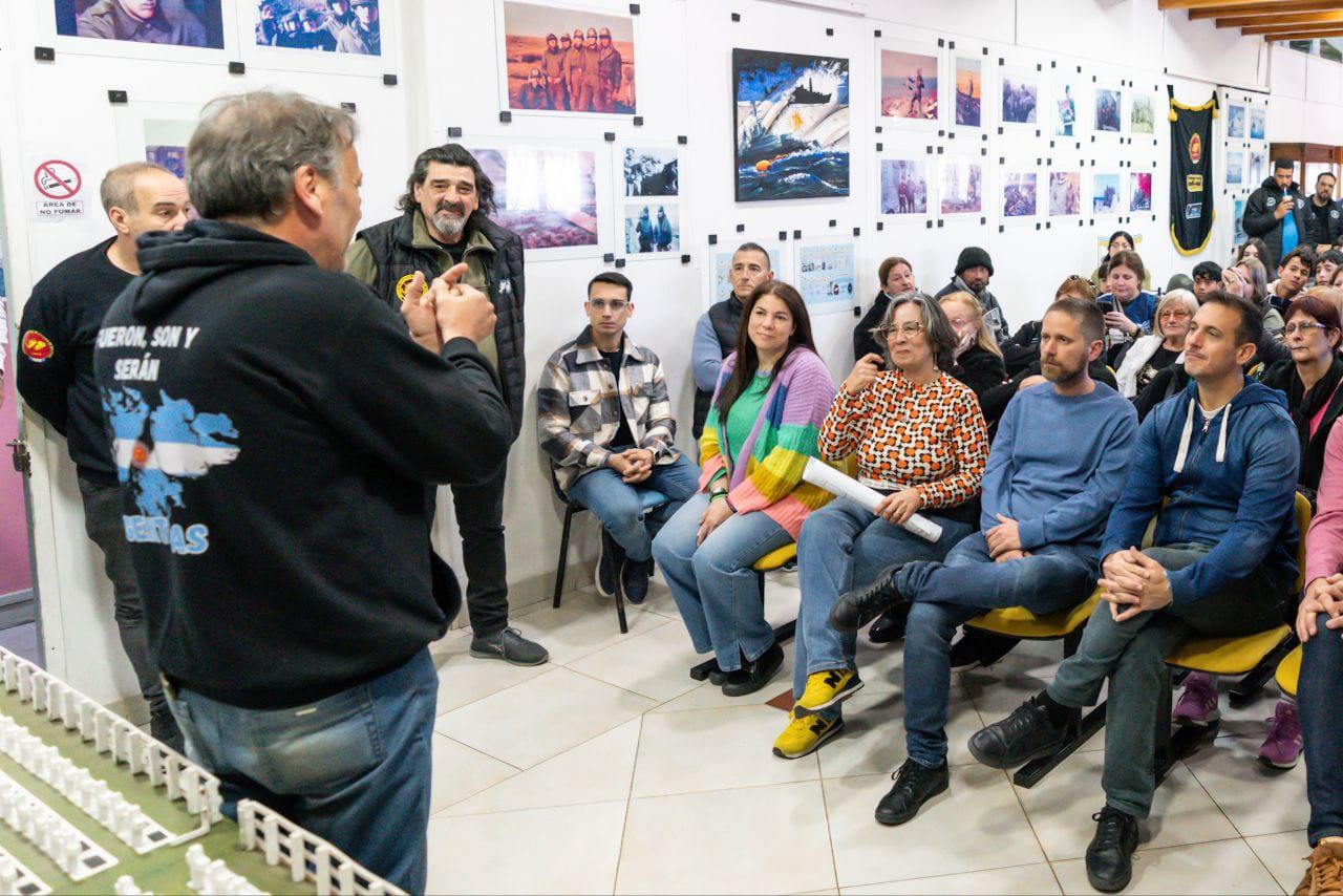 Julián Álvarez y Leandro Decuzzi visitaron el Museo de Malvinas junto a alumnos y alumnas de la EPA Nº712 y de la E.E.S. N°2