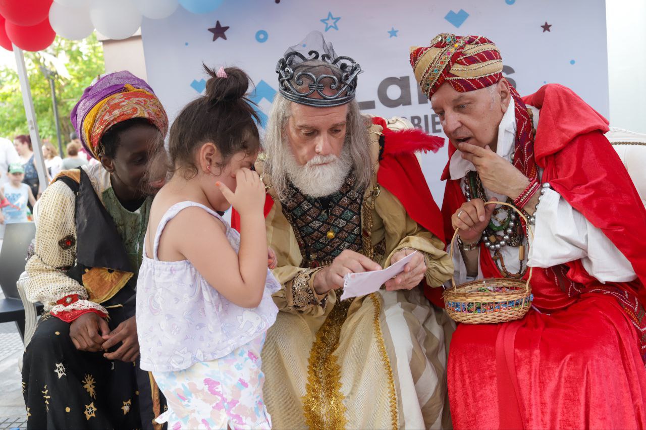 Los Reyes Magos visitaron los centros comerciales de Lanús