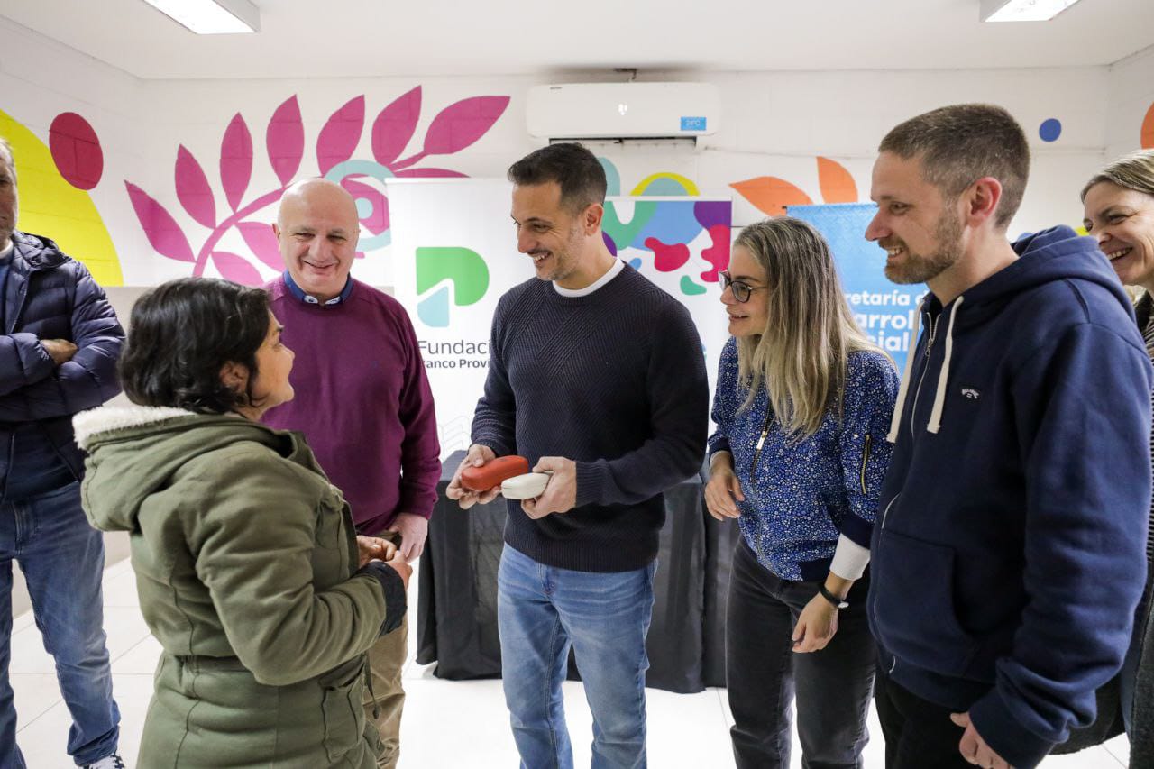Julián Álvarez y Leandro Decuzzi participaron de la entrega de lentes a vecinos y vecinas de Lanús