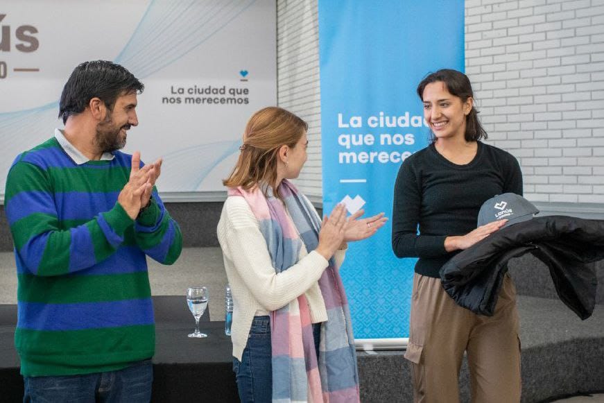 Entrega de subsidios a deportistas de Lanús para competir en torneos internacionales