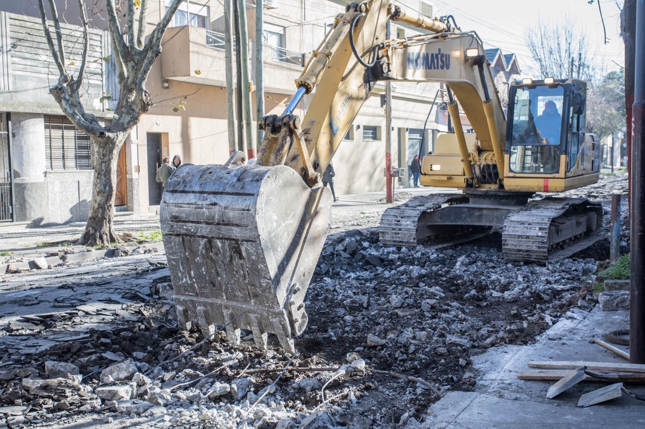 Más obras de repavimentación e infraestructura vial en Lanús