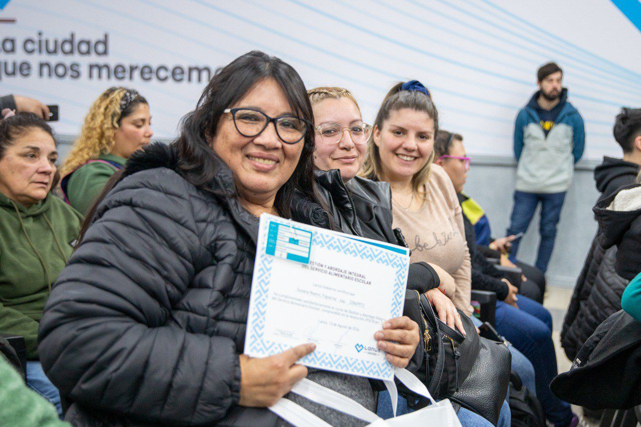 Entrega de diplomas a quienes aprobaron el Curso de Gestión y Abordaje del Servicio Alimentario Escolar