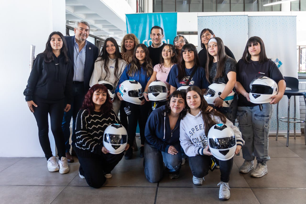 Entrega de cascos a escuelas técnicas que participan del "Desafío ECO YPF"
