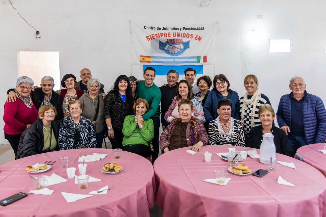 Desayuno con personas mayores en el Día de las y los Jubilados